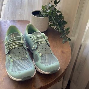 Women's On Running, Cloud Running Shoe size 7.5